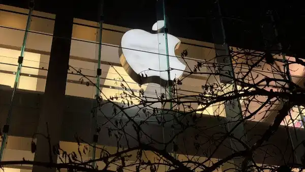 Apple “ticari sırlarını çaldığı” iddiasıyla iki eski çalışanı ve OpenAI’a dava açtı